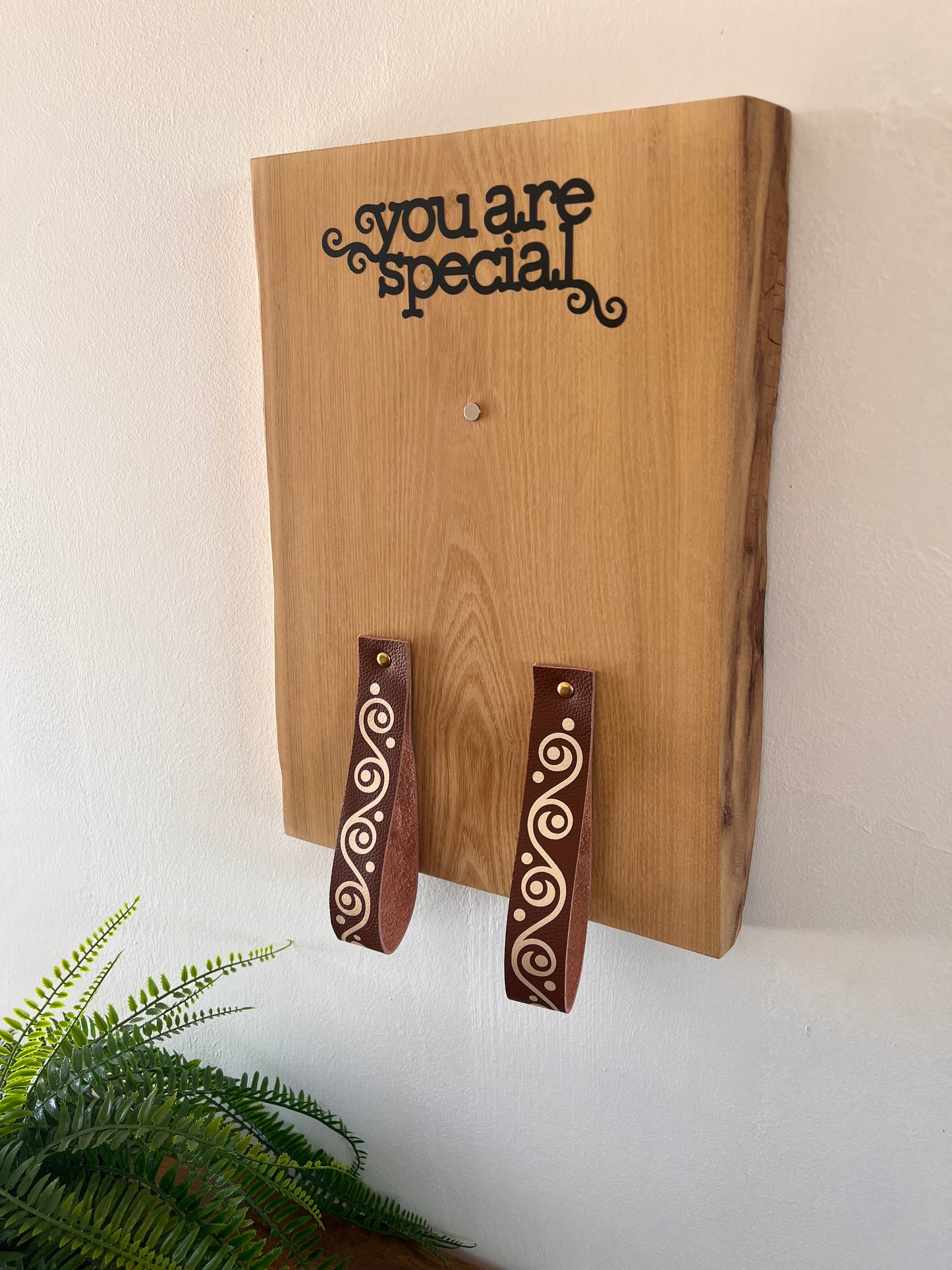 Wand-Weinhalter aus Akazienholz mit Lederschlaufen