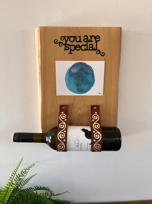 Wand-Weinhalter aus Akazienholz mit Lederschlaufen